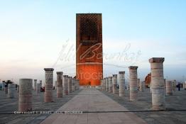 Image du Maroc Professionnelle de  Le Minaret et quelques colonnes de la mosquée (Tour Hassan) qui fît construite à la fin du XIIe siècle par le Sultan Yacoub el Mansour (dynastie Almohade) désireux de construire la plus grande mosquée du monde doté de 400 colonnes, la construction n’a pas été achevé suite à la mort du sultan en 1199, La tour Hassan est le symbole de Rabat son esplanade abrite le Mausolée Mohammed V de Rabat, Jeudi 15 Février 2007. (Photo / Abdeljalil Bounhar)



 